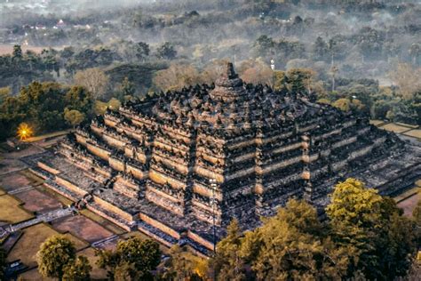 Borobudur Temppeli Rakentaminen: Vuosisatojen Urakka Ja Mahtava Testi Buddhalaiselle Taidolle