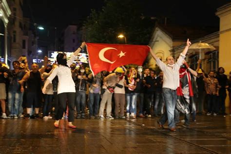 Gezi-Protestit: Istanbulin Kadut ja Turkin Demokraattisen Tulevaisuuden Taistelu