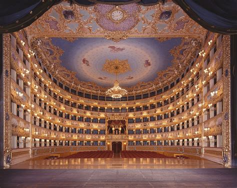 Teatro La Fenice Palojen Tuhkasta: Venetsian Oopperatalon Uusi Syntymä 2003 Ja Musiikin Sielun Ikuisuus